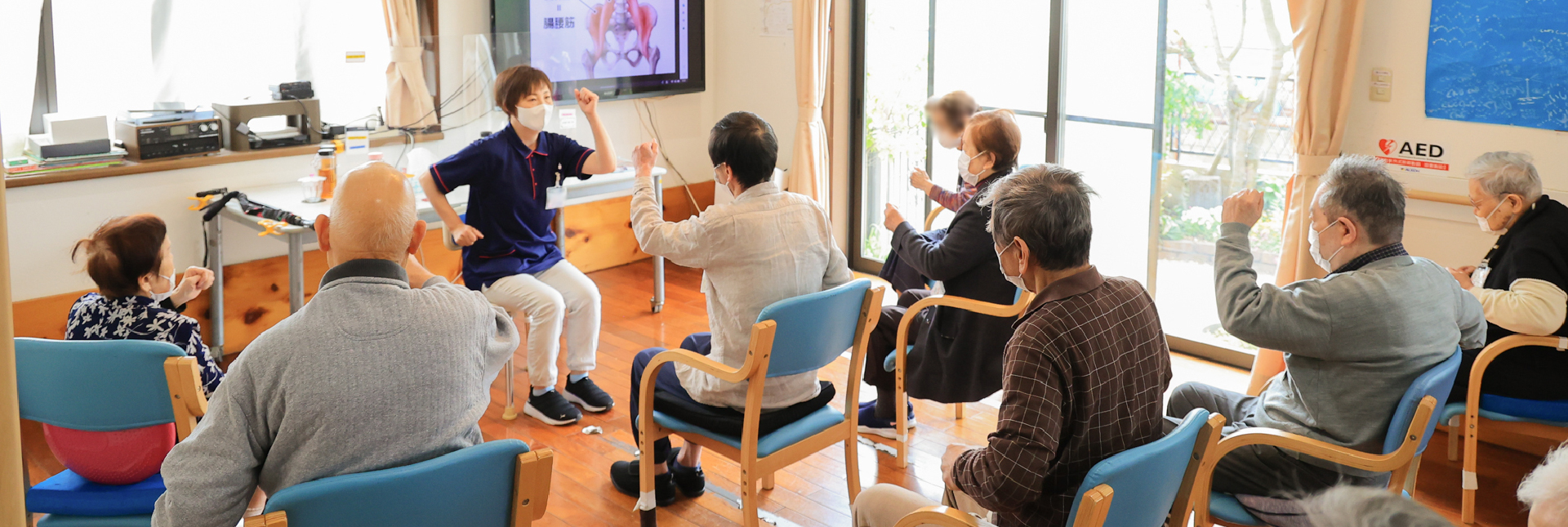 サイクリングマシンで運動する利用者さま