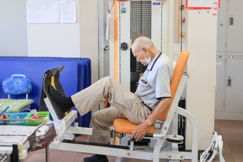 足漕ぎトレーニングに励むご利用者様の様子