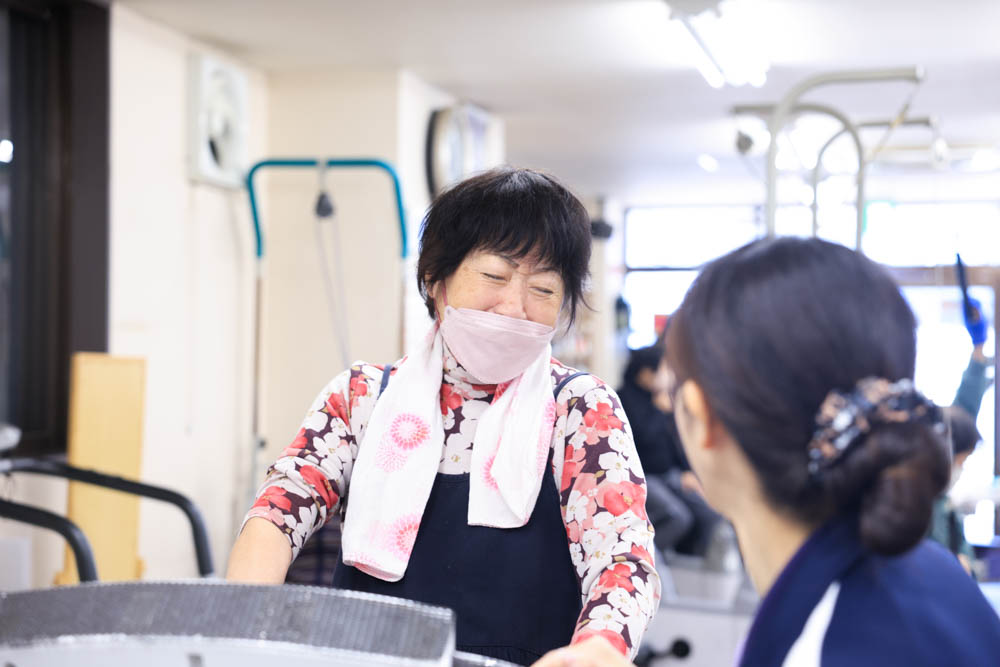 足漕ぎトレーニングに励むご利用者様の様子