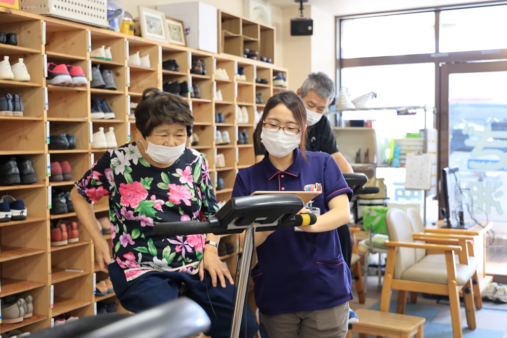 歩行のトレーニングをするご利用者さまの様子。姿鏡で姿勢を確認しながら練習します。