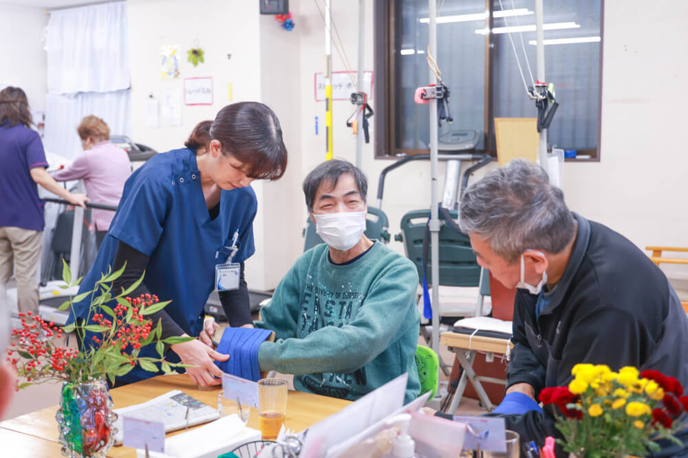 トレーニングの合間の休憩中の様子。ご利用さま会話に花を咲かせます。