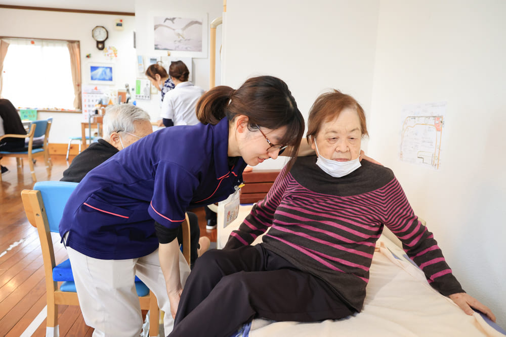 ご利用者さまと笑顔で会話をしているスタッフの様子