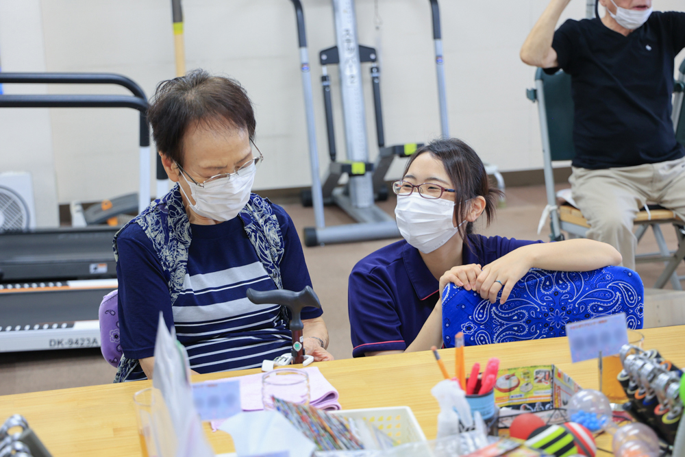 ご利用者さまと笑顔で会話をしているスタッフの様子