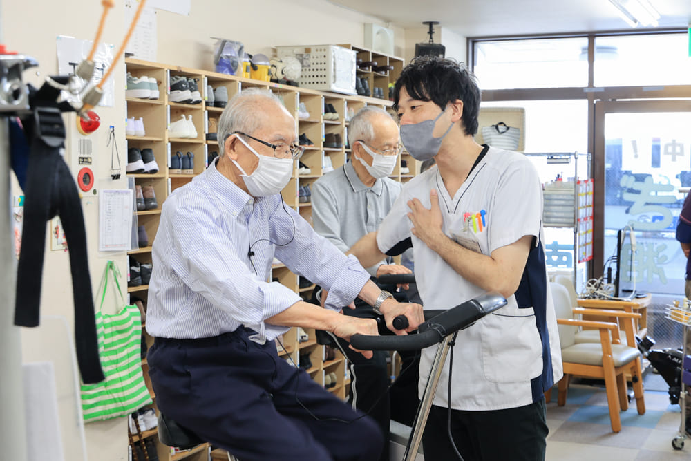 ご利用者さまと笑顔で会話をしているスタッフの様子