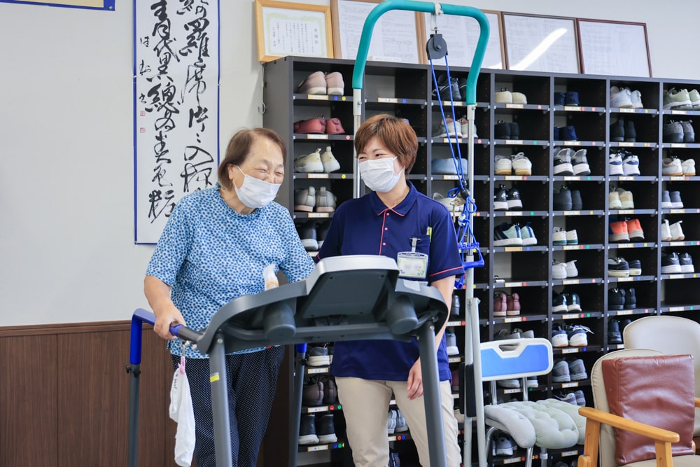 ご利用者さまと笑顔で会話をしているスタッフの様子