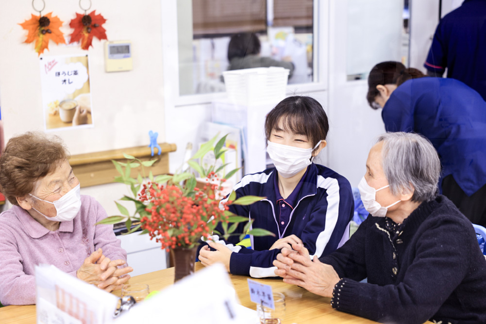 ご利用者さまと笑顔で会話をしているスタッフの様子
