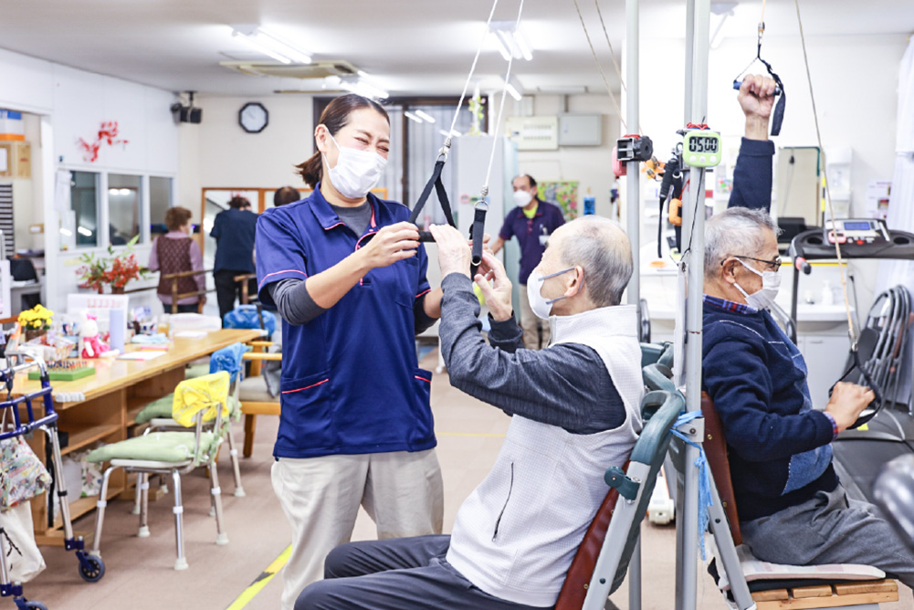 ご利用者さまと笑顔で会話をしているスタッフの様子