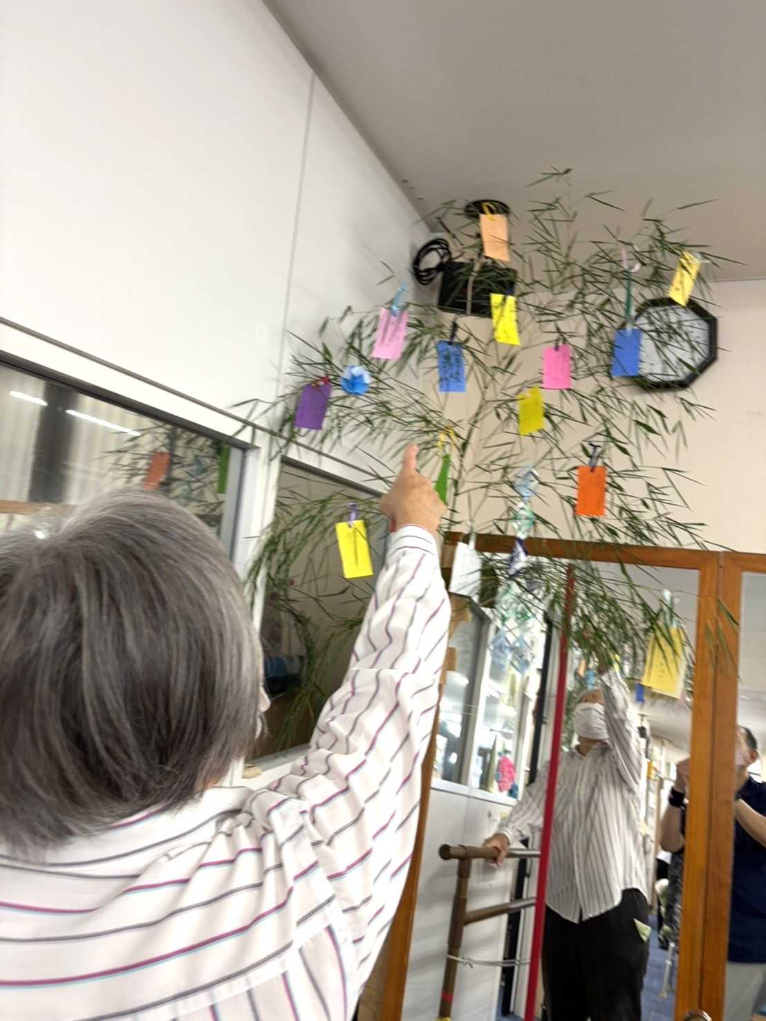 七夕飾りを指さすご利用者様